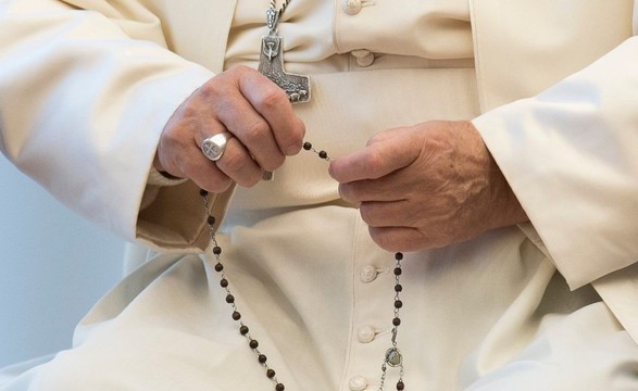 Papa evoca aparições de Fátima para pedir oração do Rosário em tempos de pandemia