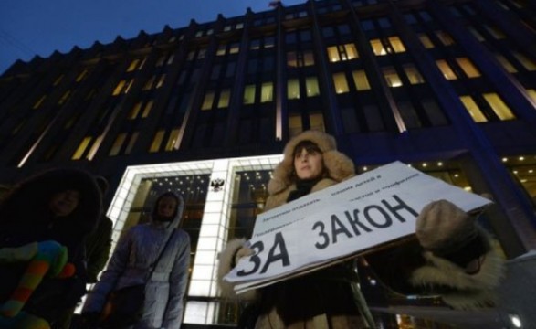Sete detidos diante do Senado russo, que votará proibição de adopção por americanos