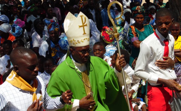 “Os Cristãos devem ser Instrumentos da Paz e amor” Dom Ndakalako no fim da visita a comunidade do Dirico