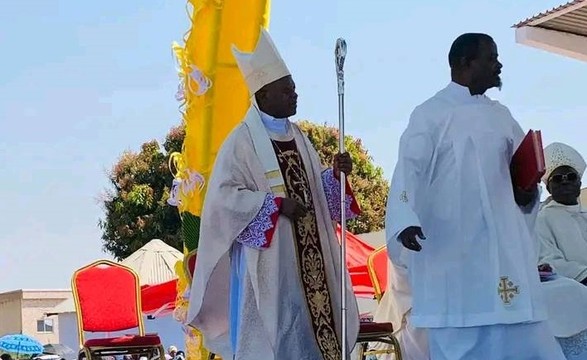 Bispo do Bié reza com fiéis de Longonjo