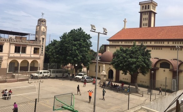 Paróquia de São Paulo em Luanda invadida por fiscais
