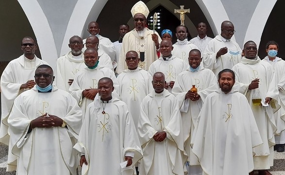 “Sacerdote é sinal vivo da presença de Deus” diz Dom Imbamba