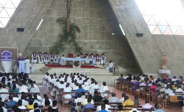 Padre Paulo Waloia homenageado pelos benguelenses