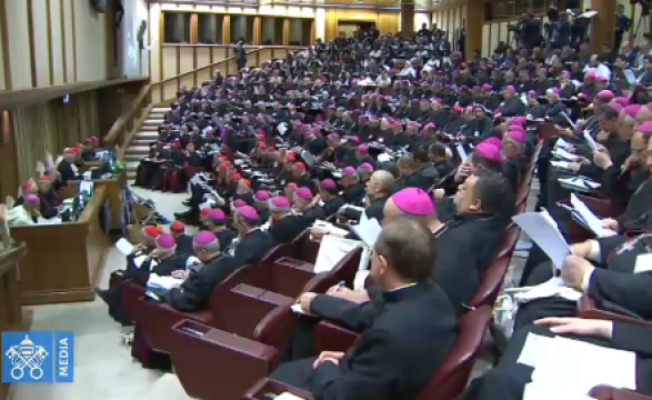 Papa caminha com indígenas para dar início aos trabalhos da assembleia especial para a Amazónia