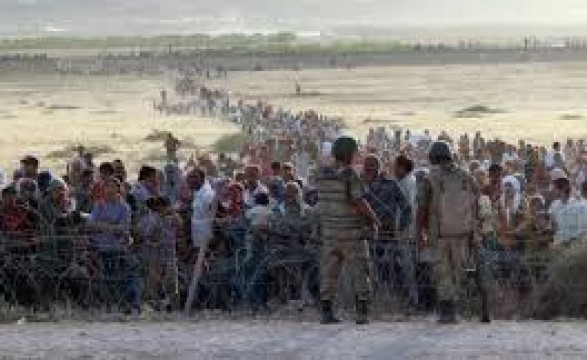 Centenas de refugiados sírios estão bloqueados no deserto por restrições de entrada na Jordânia