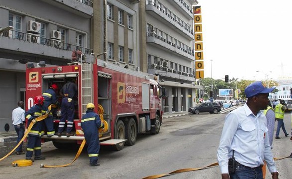  Incêndio danifica antigo edifício da Sonangol em Luanda