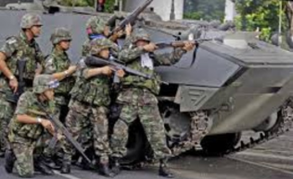 Exército convoca mais de uma centena de políticos envolvidos na atual crise