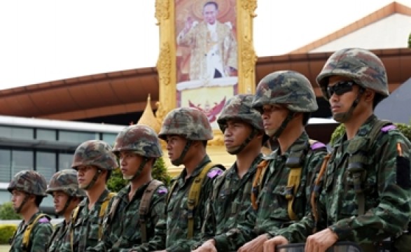 Fartos de guerra política, militares impõem lei marcial na Tailândia