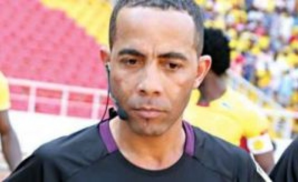 Treinador do Atlético agastado com arbitragem de Paulo Talaya