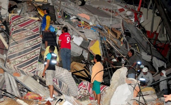 Após terramoto com 235 mortos Equador declara estado de emergência