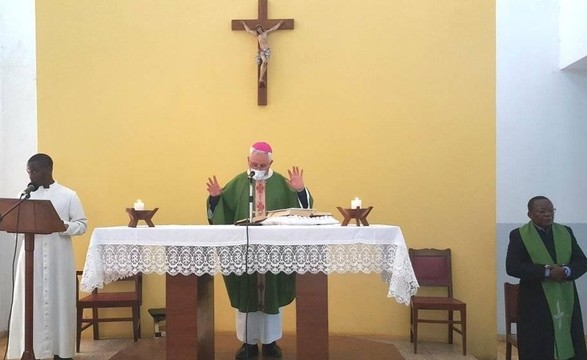 Dom Tirso chama atenção dos fiéis ao uso de mascara na igreja e fora dela