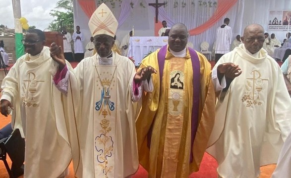 Padre Yandava toma posse como pároco de Santo Atanásio