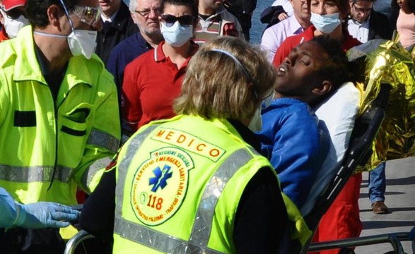 Papa lamenta nova tragédia com 700 imigrantes no Mediterrâneo