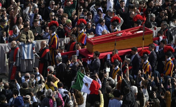Trasladação do corpo do Papa para a Basílica de São Pedro marca início das homenagens dos fiéis