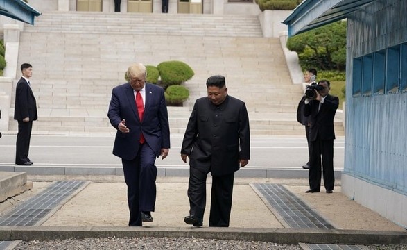 Trump faz história a pisar solo da Coreia do Norte