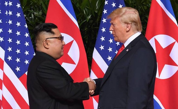 Trump e Kim Jong-Un assinam acordo que prevê desnuclearização