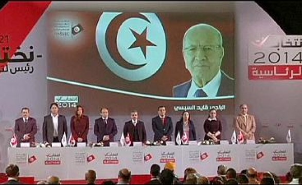 Túnis comemora vitória de Essebsi enquanto sul do país denuncia regresso do antigo regime