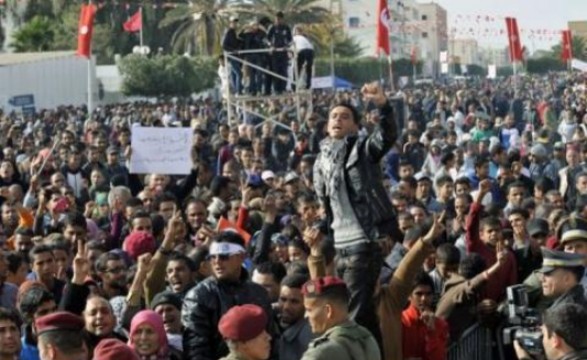 Presidente da Tunísia apedrejado em aniversário da revolução