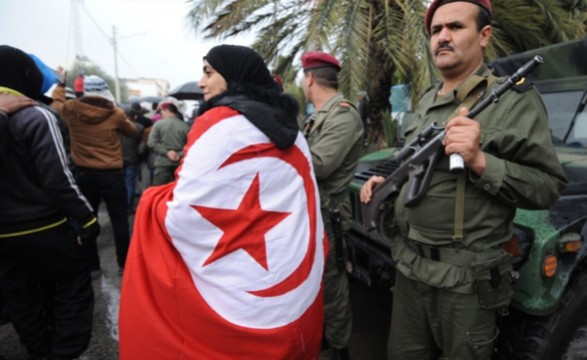 Funeral de político tunisino assassinado realiza-se em clima de tensão
