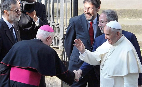 Papa faz visita histórica e pede «perdão» por confrontos no passado