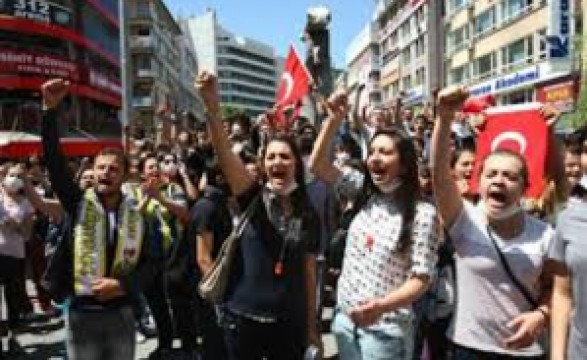 Um morto em confrontos entre polícia e manifestantes