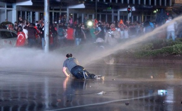Protestos continuam em Ancara com gás lacrimogéneo e canhões de água
