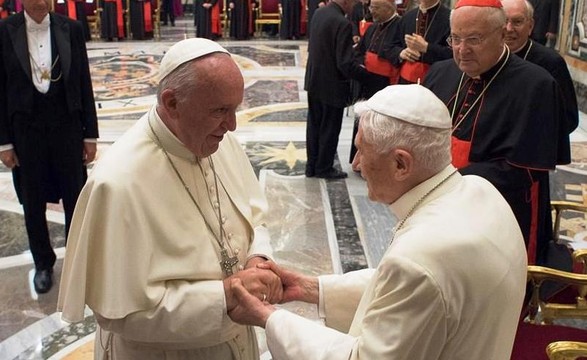 Francisco diz que Bento XVI continua a servir a igreja com energia e sabedoria