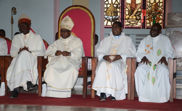  Bispo auxiliar de Luanda exorta jovens recém-licenciados a cultivar a perspectiva ética