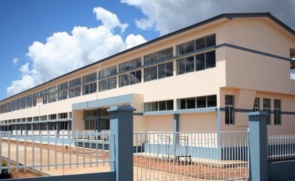Pais dormem à porta das escolas em Benguela à procura de vagas nas escolas