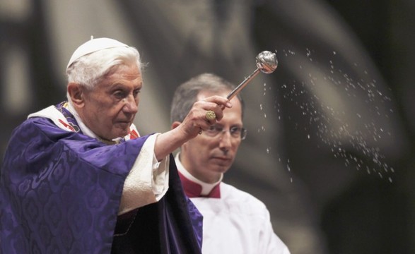 Na última missa, Bento XVI lamenta