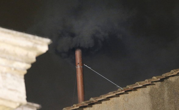 Fumo negro na chaminé da Capela Sistina