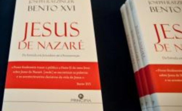 Cardeal Ravasi e teóloga brasileira apresentam novo livro do Papa