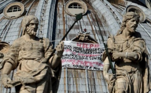 Empresário desesperado escala cúpula da Basílica de São Pedro no Vaticano