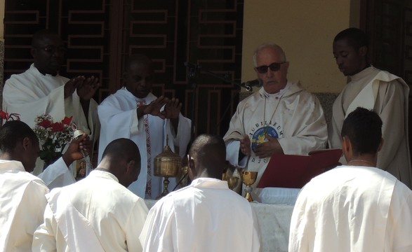Comunidade cristã da Vavayela recebe visita do Arcebispo na festa da Santíssima trindade