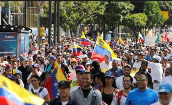 Venezuelanos na rua para exigir entrada da ajuda humanitária