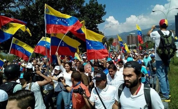 Milhares de venezuelanos vão às ruas para exigir referendo