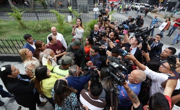 Jornalistas na Venezuela rompem bloqueio e entram à força no parlamento