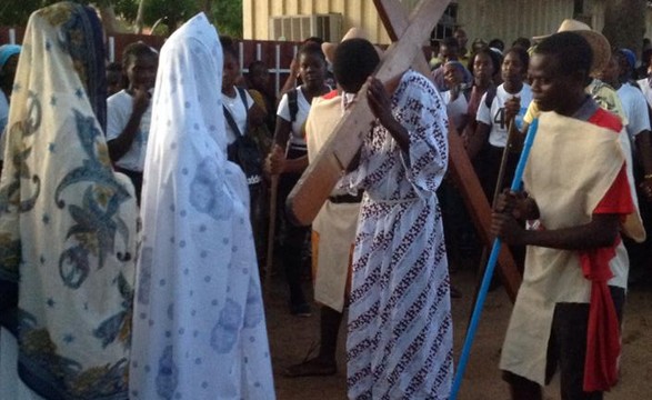 A cruz de cristo circulou por algumas ruas de Luanda na Via Sacra