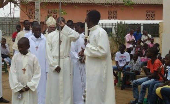Na festa da sagrada Família viana recebe 2 padres. 