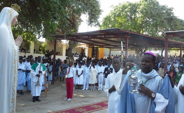 Comunidade católica da Lucira reconfortados com a vista pastoral de Dom Hisiilenapo