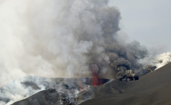 Vulcão em Cabo Verde avança e destrói habitações