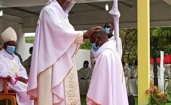 D. Zacarias Crismou, ordenou sacerdote e sagrou bispo D. Fernando Francisco