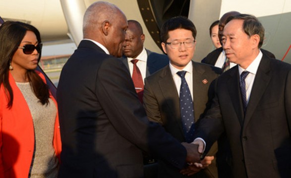 Presidente da república José Eduardo dos Santos na China para o reforço da cooperação