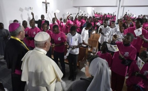 Papa visita hospital que atende pacientes com SIDA