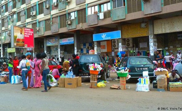Serviços de Fiscalização de Luanda insiste em não devolver o negocio das Zungueiras do S.Paulo
