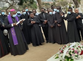 Dom Damião Franklin homenageado pelo clero de Luanda