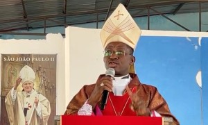 A dignidade sacerdotal passa pela oração, diz D. Lunguieky Bengui