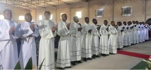 D. Mbilingue ordena 14 diáconos e 5 sacerdotes Saletinos