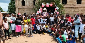 Nossa Senhora de Lurdes no bairro Muakumbi, acolheu festa de Natal da Criança em Saurimo