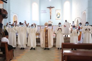 Solenidade do Pentecostes 6 novos diáconos reforçam clero Arquidiocesano do Huambo